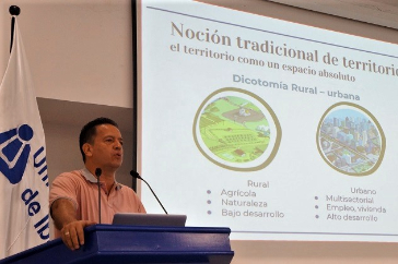  director del Instituto de Desarrollo Rural de Unibagué, brindó la introducción al diplomado desde la dicotomía de lo urbano y lo rural.